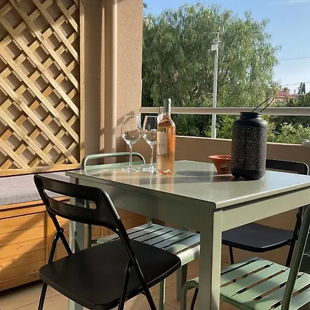 Апартаменты Modern Cocoon With Terrace Near The Sea Ла-Сейн-сюр-Мер