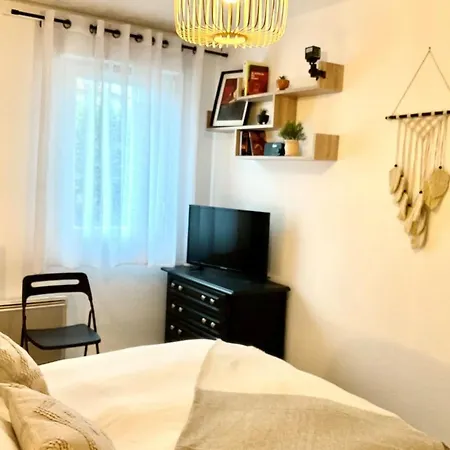 Апартаменты Modern Cocoon With Terrace Near The Sea Ла-Сейн-сюр-Мер
